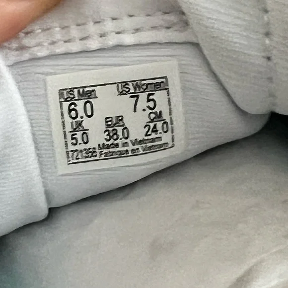 New vans Women’s - Picture 4 of 4